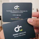 Cartões de visita de Diogo Carvalho Serviços Informáticos, mostrando o logótipo, o contacto telefónico e os serviços de formatação, manutenção e reparação de computadores.