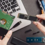 Serviço de upgrade de SSD para portáteis por Diogo Carvalho Informática, a comparar um disco HDD antigo com um novo e rápido SSD M.2 para melhor desempenho.