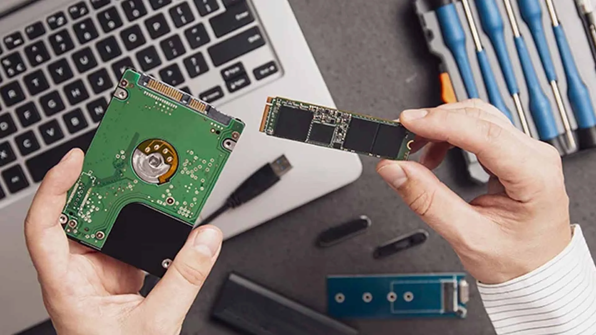 Serviço de upgrade de SSD para portáteis por Diogo Carvalho Informática, a comparar um disco HDD antigo com um novo e rápido SSD M.2 para melhor desempenho.