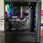 Interior de um computador de alto desempenho montado por Diogo Carvalho Informática, com placa gráfica MSI GeForce RTX e iluminação RGB.