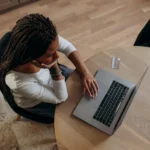 Cliente a experienciar um problema num portátil lento, necessitando do suporte técnico da Diogo Carvalho Informática para otimização.