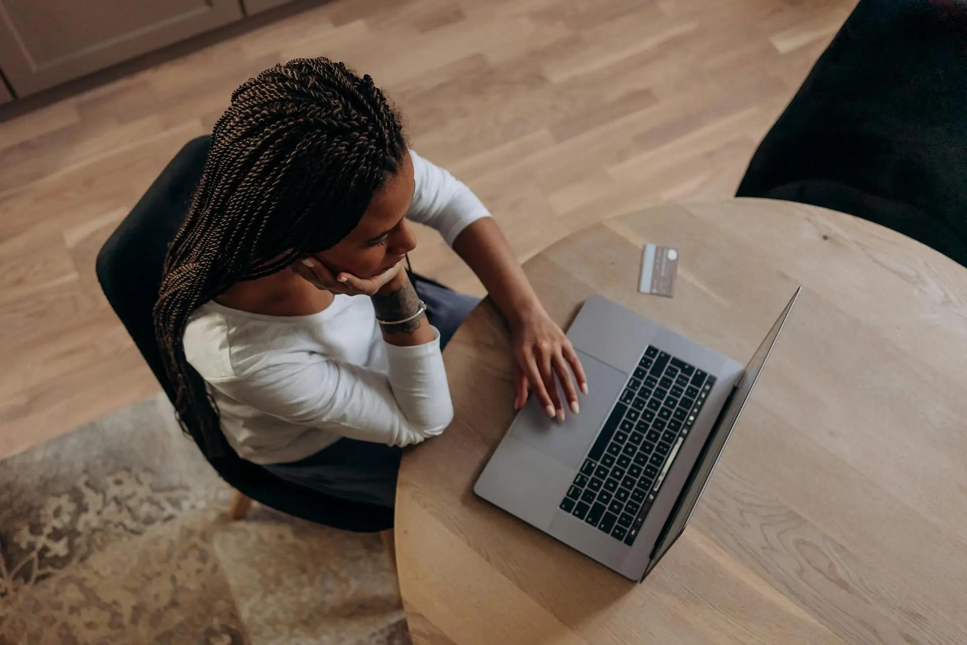 Cliente a experienciar um problema num portátil lento, necessitando do suporte técnico da Diogo Carvalho Informática para otimização.