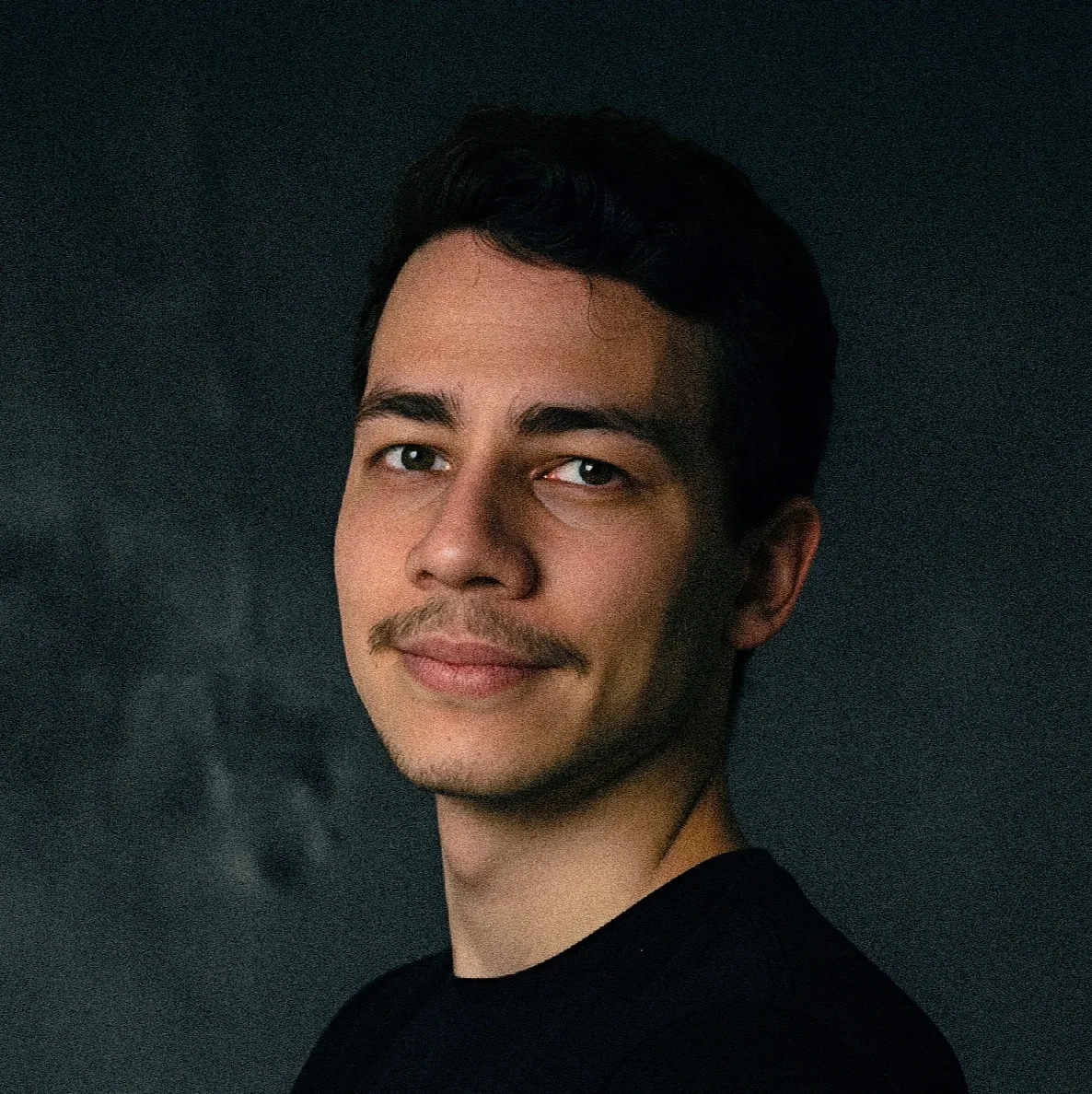 Fotografia de perfil de Diogo Carvalho, fundador e técnico especialista da Diogo Carvalho Informática.